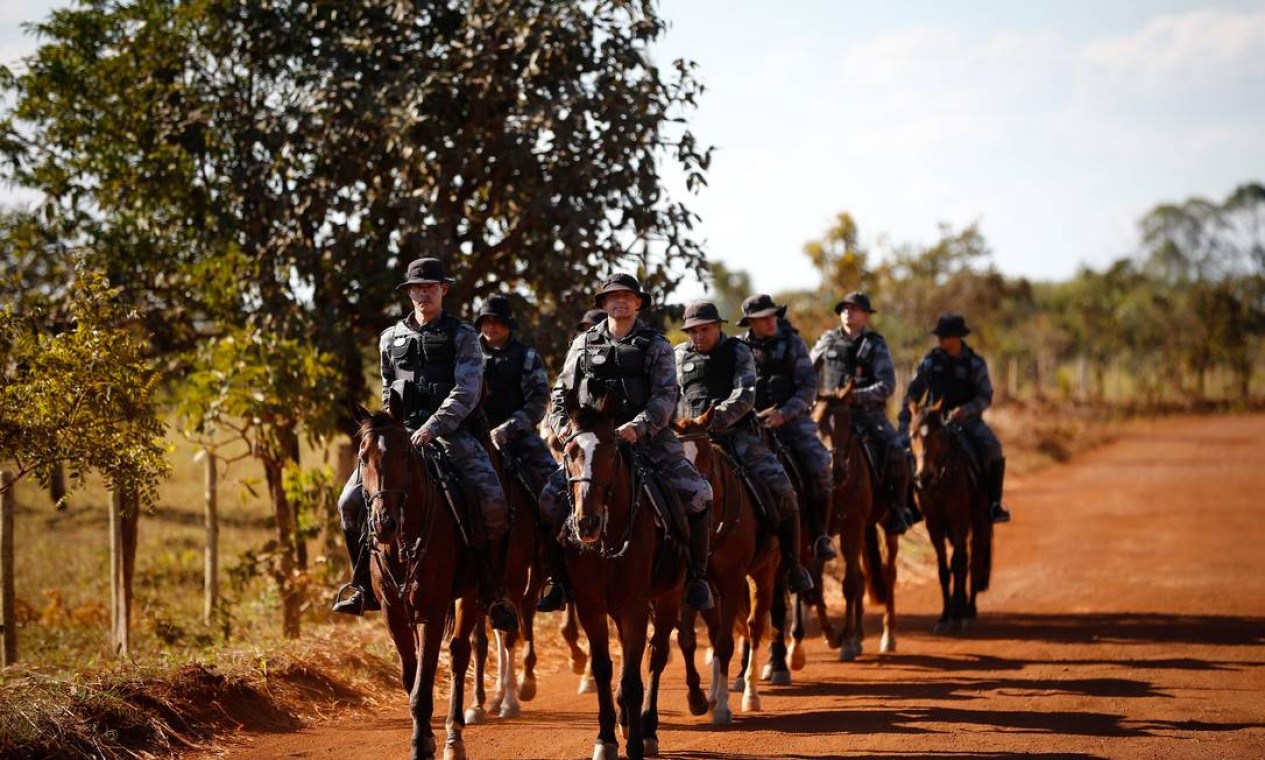 Cavalaria da polícia faz buscas por Cocalzinho Foto: Pablo Jacob / Agência O Globo