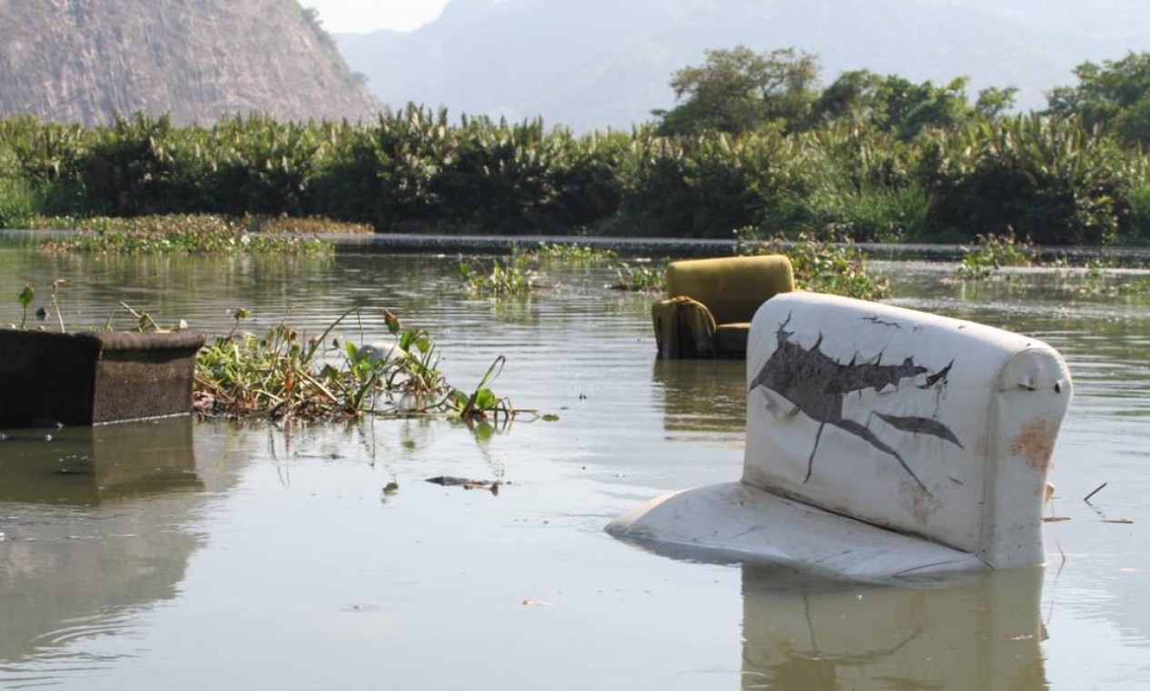 Imagens de sofás e pedaços de outros móveis boiando já se tornaram um clássico em lagoas e rios da região. Foto: Projeto Olho Verde/ Mário Moscatelli
