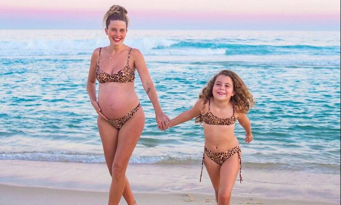 Debby Lagranha Exibe Barriga De 6 Meses De Gravidez Em Ensaio Na Praia Com Filha Mais Velha 