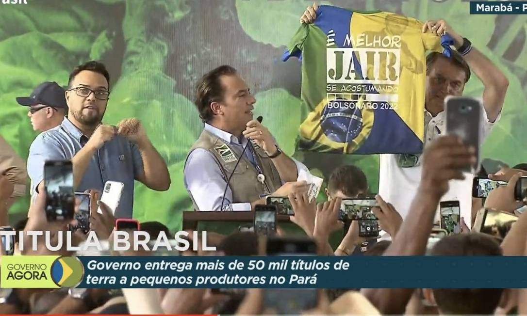 O presidente Jair Bolsonaro mostra a camisa em solenidade no Pará Foto: Reprodução/ TV 