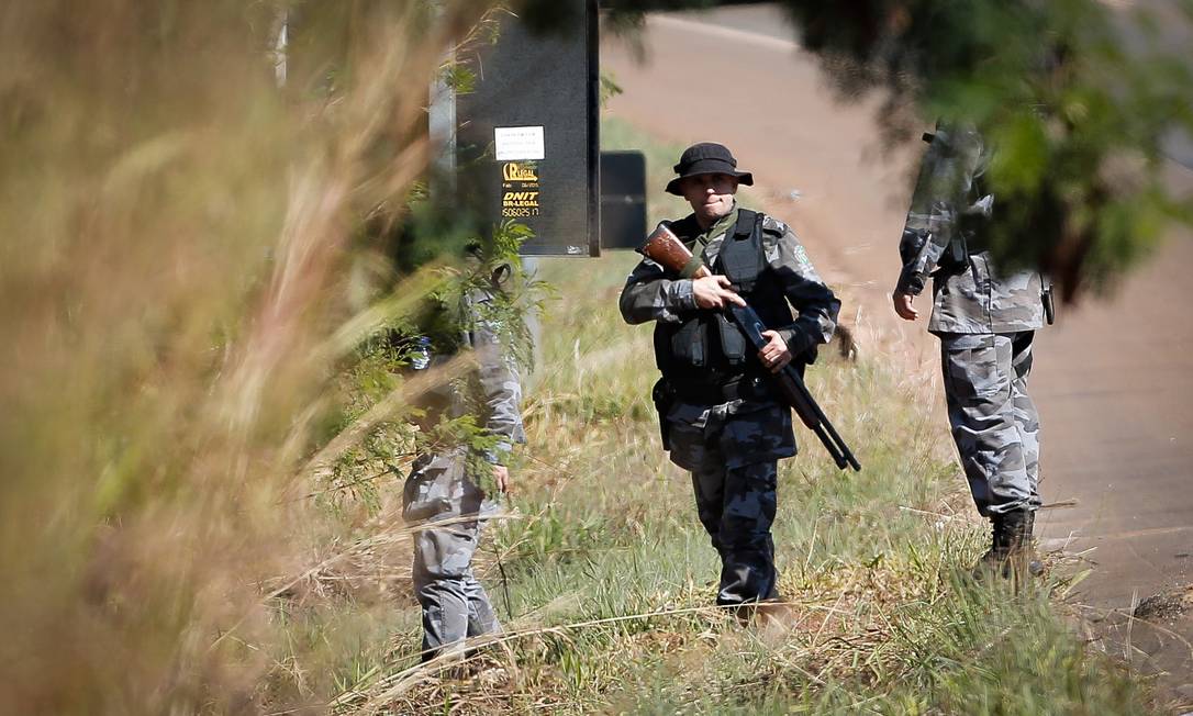 Dezenas de policiais reuniram-se em um ponto afastado da área rural de Girassol, povoado que fica em Cocalzinho de Goiás Foto: Pablo Jacob / Agência O Globo