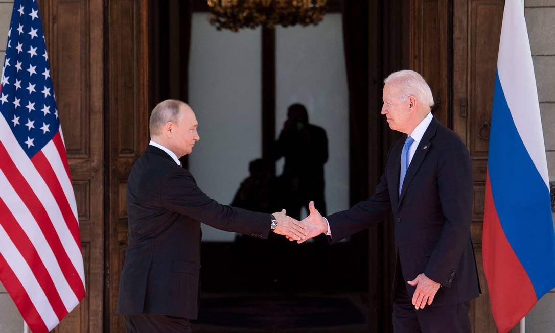 Il presidente russo Vladimir Putin saluta il presidente degli Stati Uniti Joe Biden prima del vertice USA-Russia a Villa Lagrange a Ginevra Foto: Brendan Smyalofsky/AFP