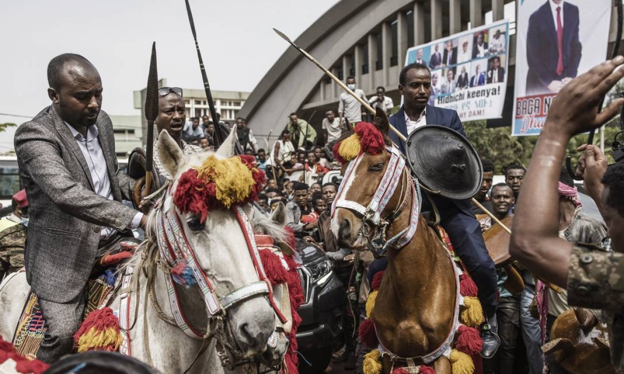 Cavaleiros são empurrados para trás por soldados enquanto apoiadores do primeiro-ministro etíope, Abiy Ahmed, empurram o portão para entrar no estádio em Jimma, antes de seus comício eleitoral durante sua campanha eleitoral antes de 21 de junho Foto: MARCO LONGARI / AFP