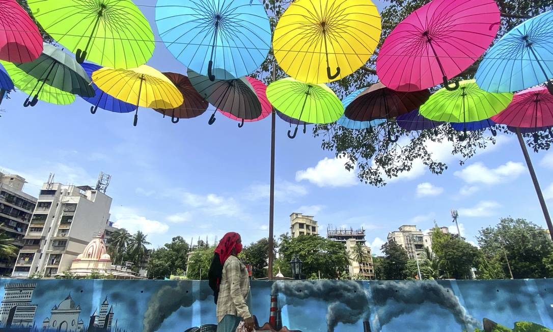 Mumbai, INDRANIL MUKHERJEE / AFP A woman walks under a state-of-the-art umbrella art installation as the government relaxes restrictions in the wake of India's Govt-19 epidemic