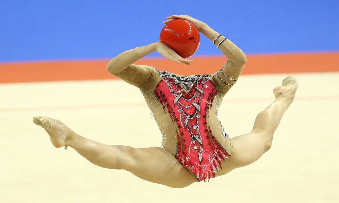 La ginnasta israeliana Linoy Ashram durante la prova finale di palla singola di ginnastica ritmica ai Campionati Europei in Bulgaria (Foto: Spasiana Sergeeva/Reuters)