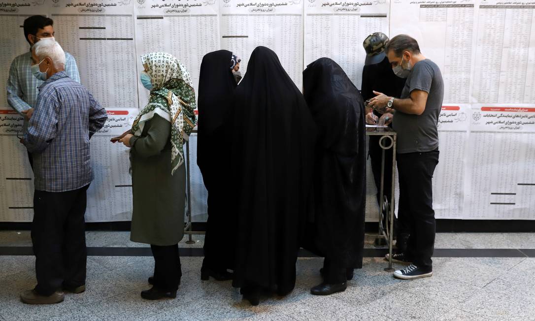 Eleitores esperam o momento de votar em uma seção de Teerã Foto: WANA NEWS AGENCY / via REUTERS
