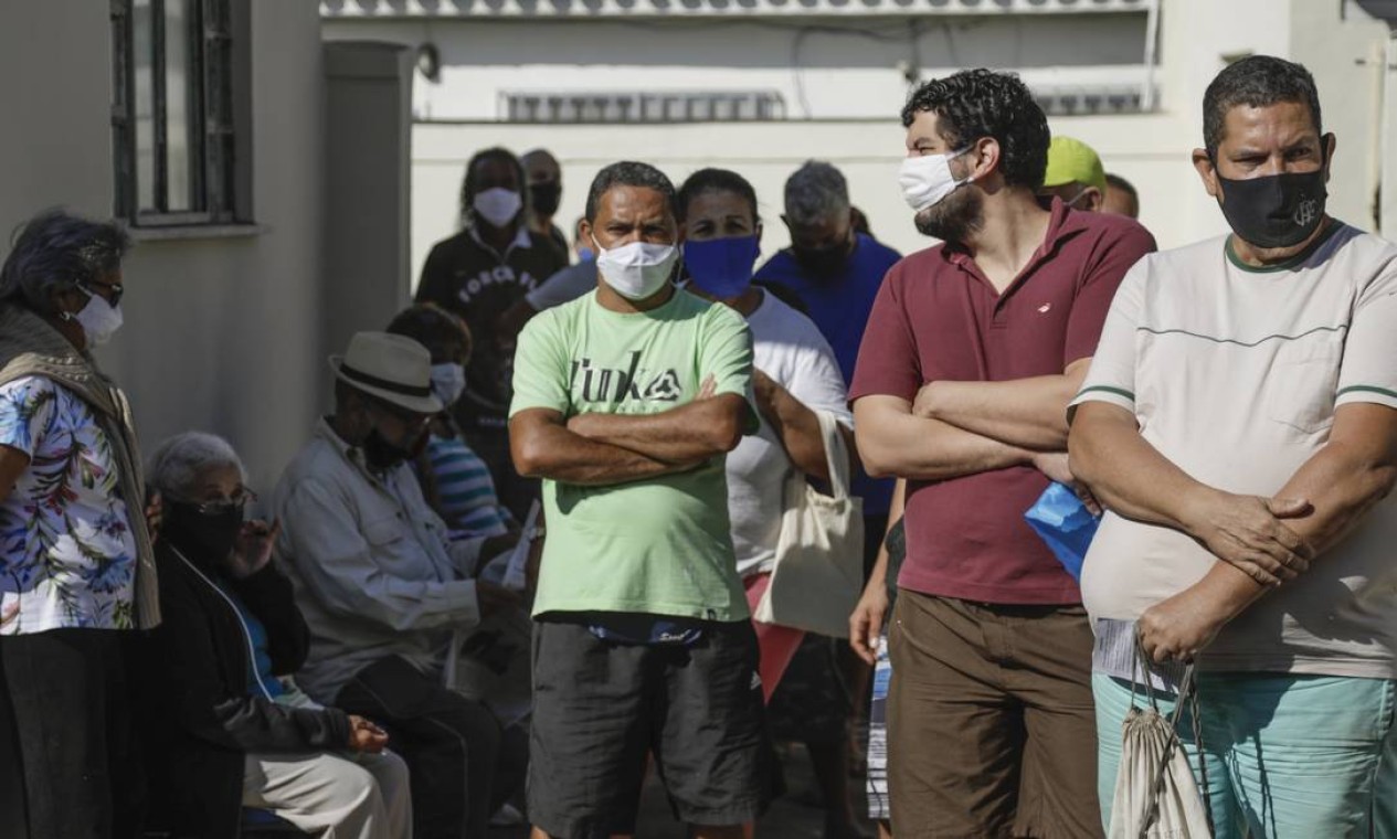 Moradores da Ilha aguardam a hora de tirar sangue Foto: Gabriel de Paiva / Agência O Globo