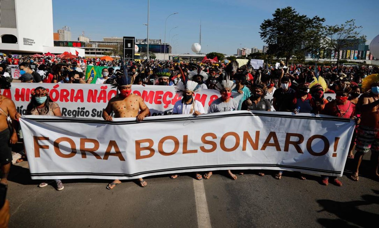 Manifestantes marcham com faixa "Fora Bolsonaro", durante protesto em Brasília na manhã deste sábado. Brasil deve atingir neste fim de semana a marca de 500 mil mortos pela Covid-19 Foto: Sergio Lima / AFP