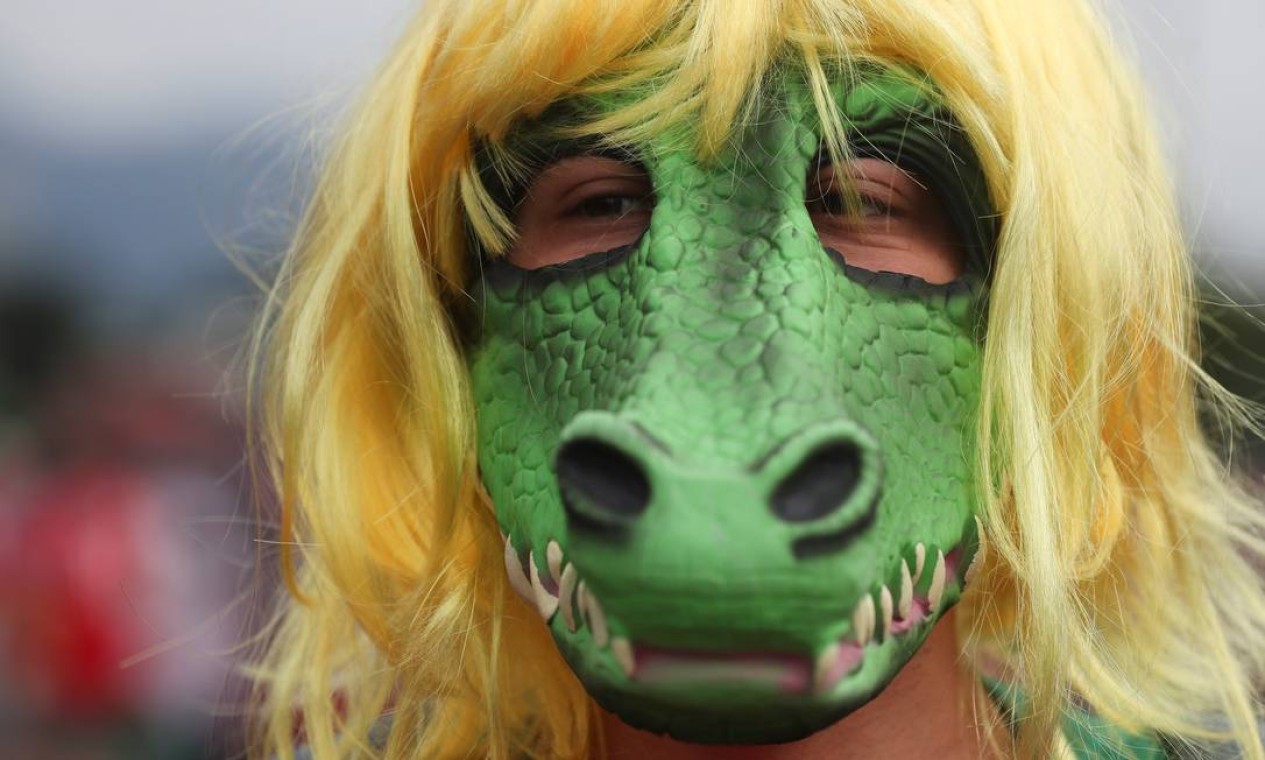 Manifestante com máscara de jacaré durante ato no Rio. Manifestantes reivindicam mais vacinas e o impeachment do presidente Foto: RICARDO MORAES / REUTERS