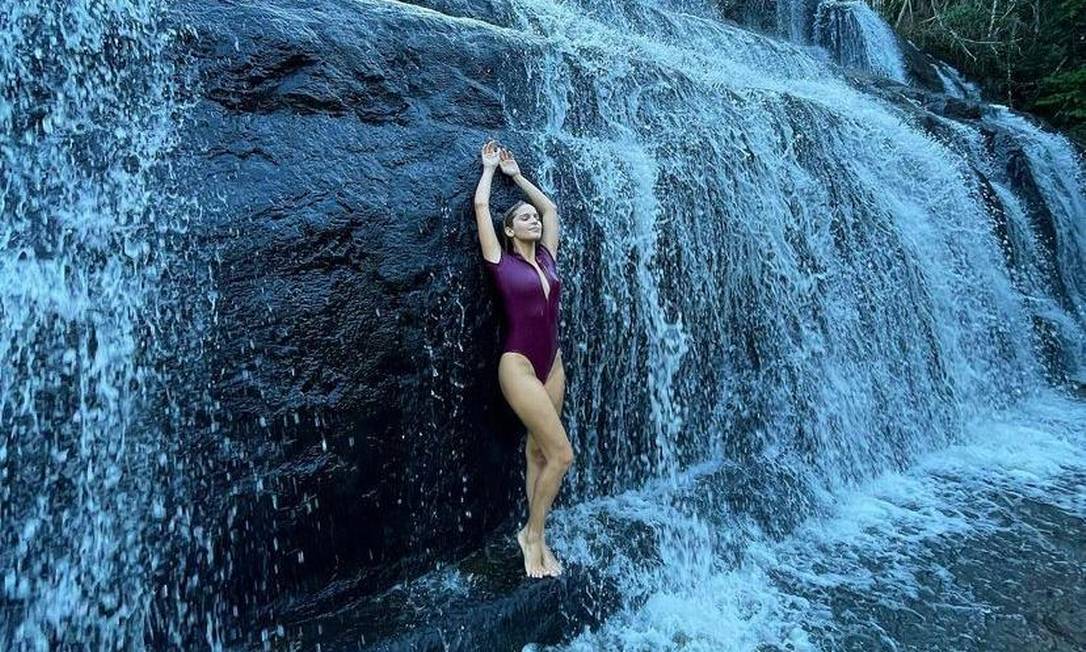Isabella Santoni curte cachoeira e faz mistério sobre o local Foto: Reprodução