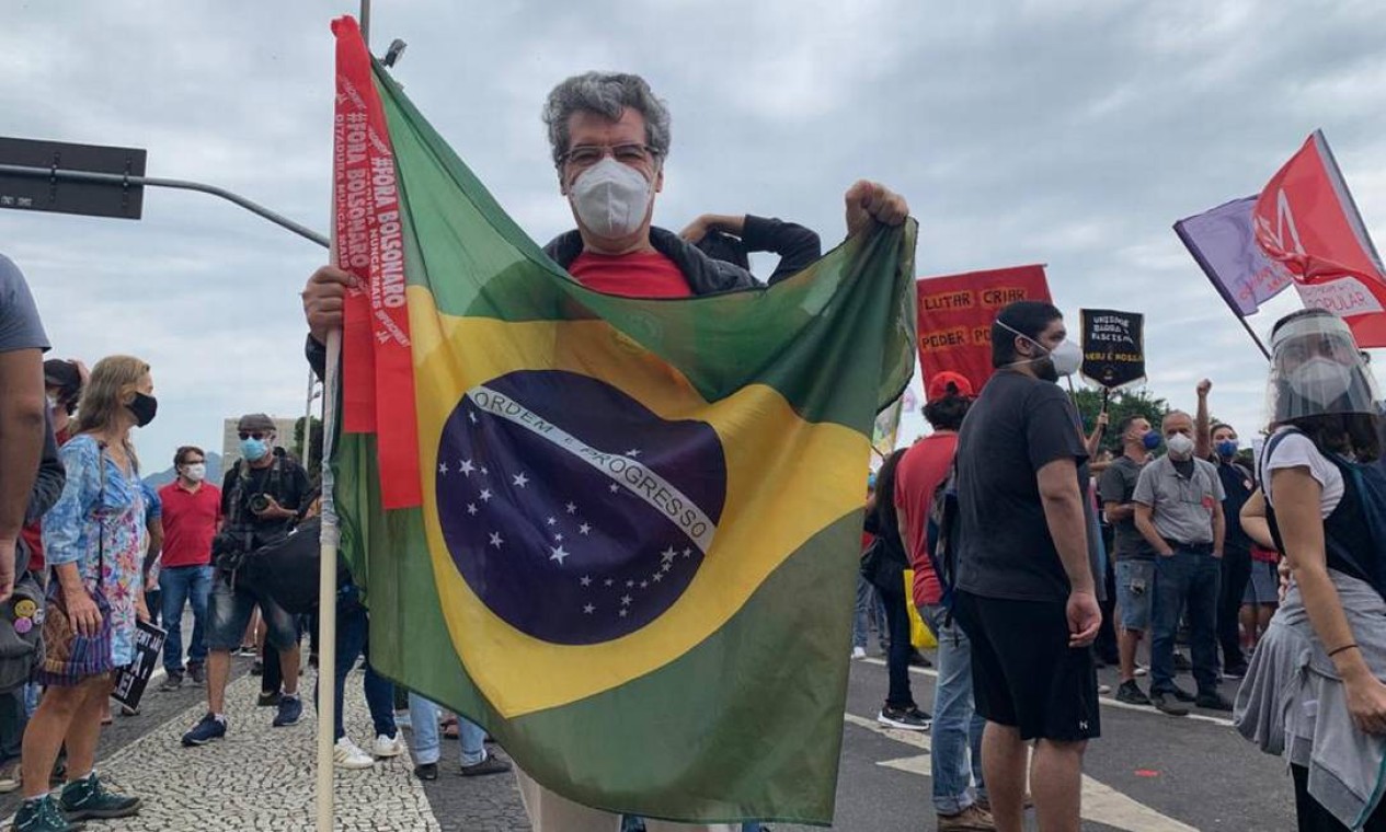 Paulo Betti com a bandeira do Brasil na manifestação no Centro do Rio Foto: Maria Fortuna