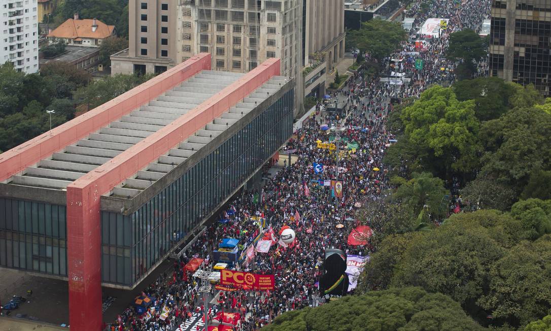 Manifestantes protestam contra Bolsonaro na AV. Paulista, em São Paulo Foto: Edilson Dantas / Agência O Globo