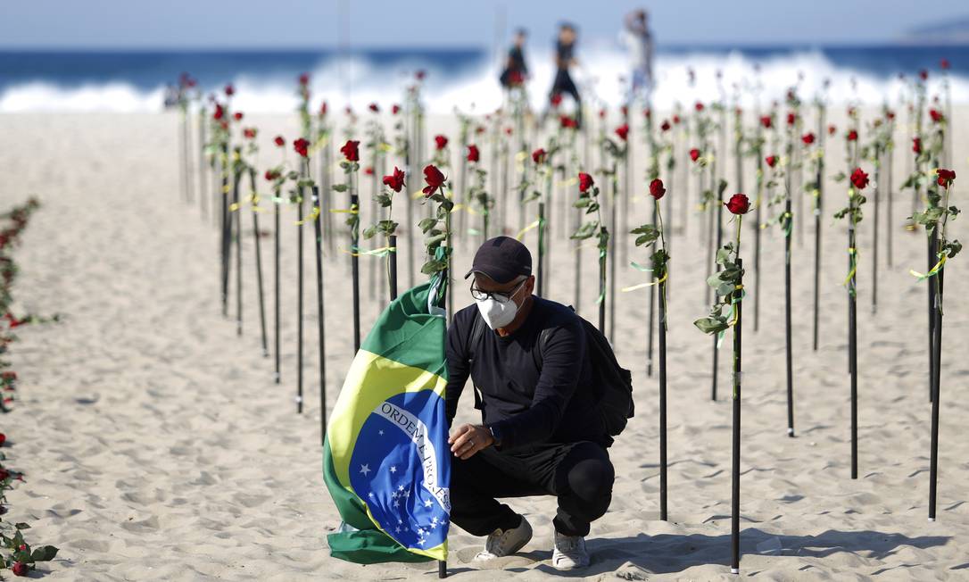 A ONG coloca rosas vermelhas na praia de Copacabana, pela memória dos 500 mil brasileiros mortos pela Covid-19 Foto: Fabio Rossi / Agência O Globo