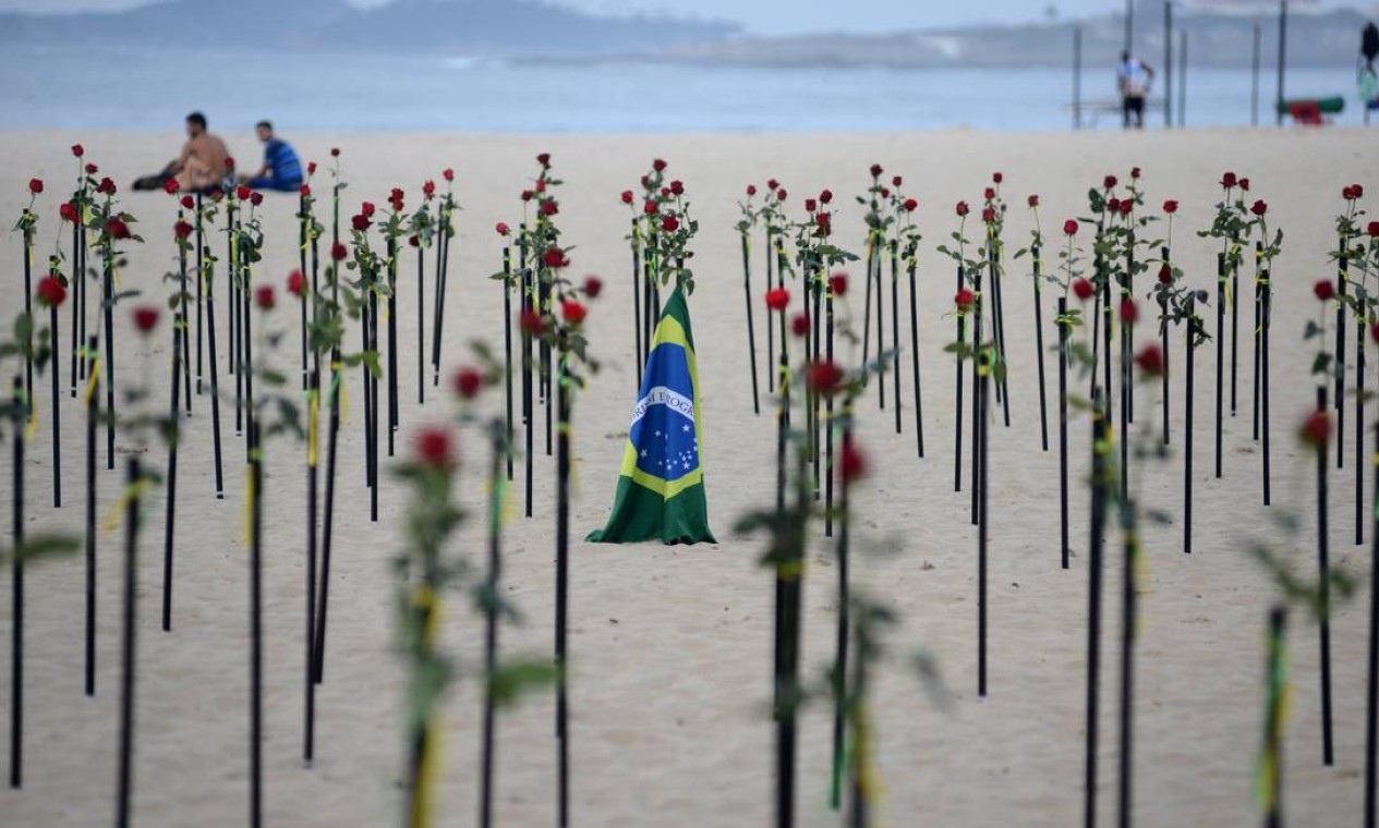 A flores foram arrumadas de um modo que deixasse um espaço vazio no meio do roseiral formando uma cruz apenas com a areia Foto: LUCAS LANDAU / REUTERS
