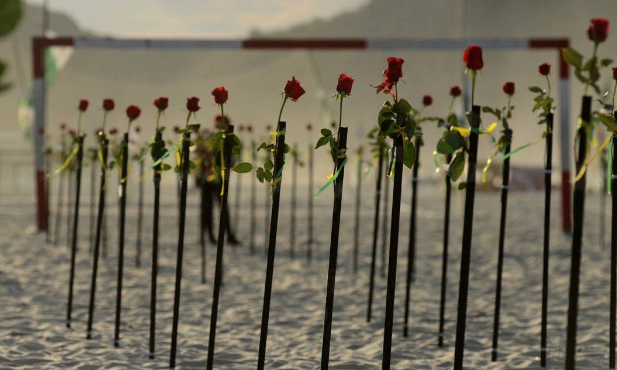 Flores vermelhas colocadas pela ONG Rio de Paz em homenagem às vítimas da Covid-19 no Brasil Foto: LUCAS LANDAU / REUTERS