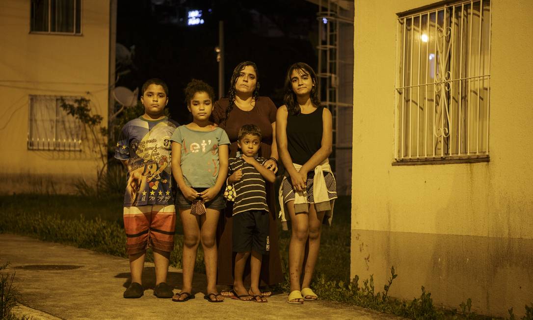 A diarista Tayene Silva, de 33 anos, é mãe de quatro filhos e sofre com o desemprego e o custo de vida maior na pandemia Foto: Alexandre Cassiano / Agência O Globo