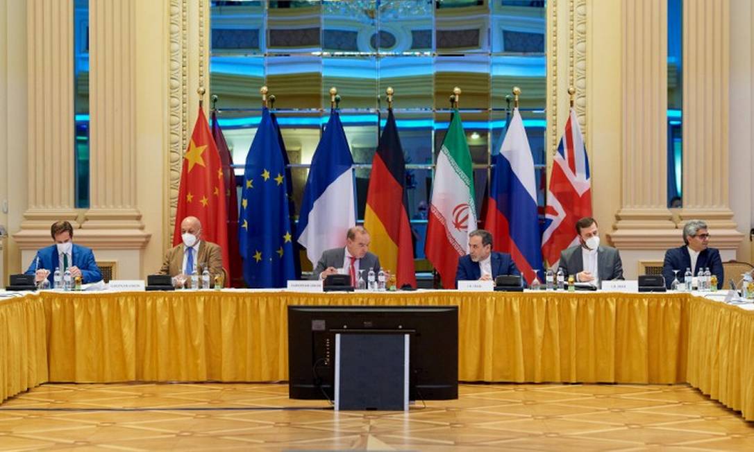 Representantes do Irã, da China, da União Europeia, da Rússia, do Reino Unido, da França e da Alemanha durante negociações em Viena Foto: EU Delegation in Vienna / via REUTERS