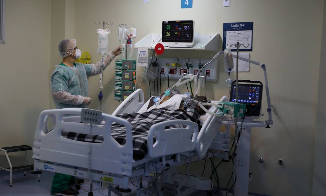 Paciente com Covid-19 em UTI do Hospital Ronaldo Gazolla Foto: PILAR OLIVARES / REUTERS