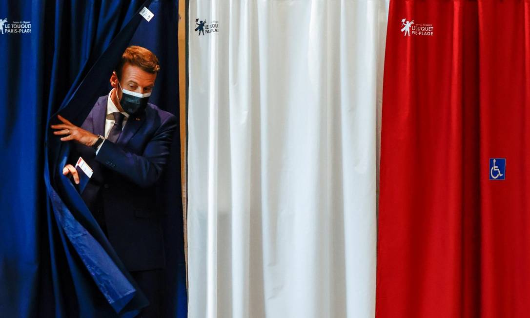 Presidente Emmanuel Macron, logo após votar em Paris Foto: CHRISTIAN HARTMANN / REUTERS