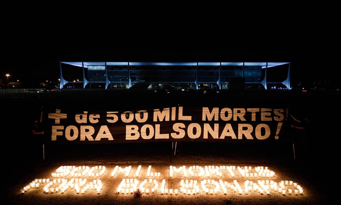 Um grupo de artistas de Brasília acendeu velas na Praça dos Três Poderes para lembrar as 500 mil mortes por Covid-19 e escreveu, com as chamas, a mensagem “Fora Bolsonaro” Foto: PABLO JACOB / Agência O Globo