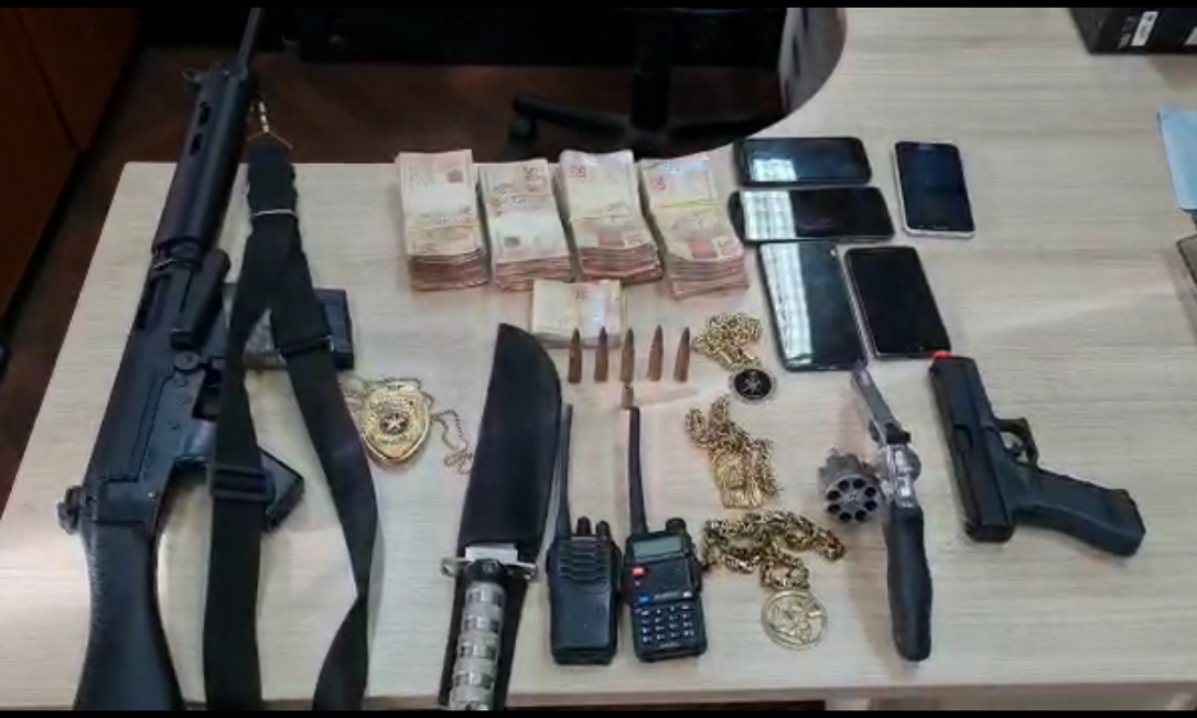 Durante operação, polícia apreendeu armas, celulares, dinheiro, munição, relógios e rádios Foto: Reprodução