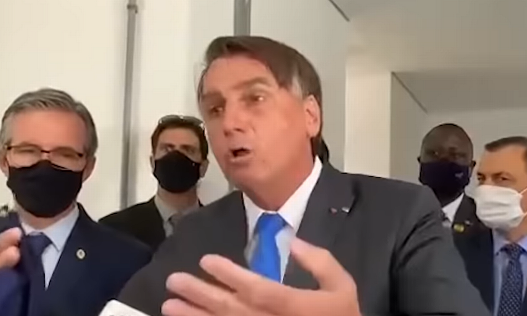 Jair Bolsonaro se irrita com imprensa ao ser perguntado sobre uso de máscara Foto: Reprodução