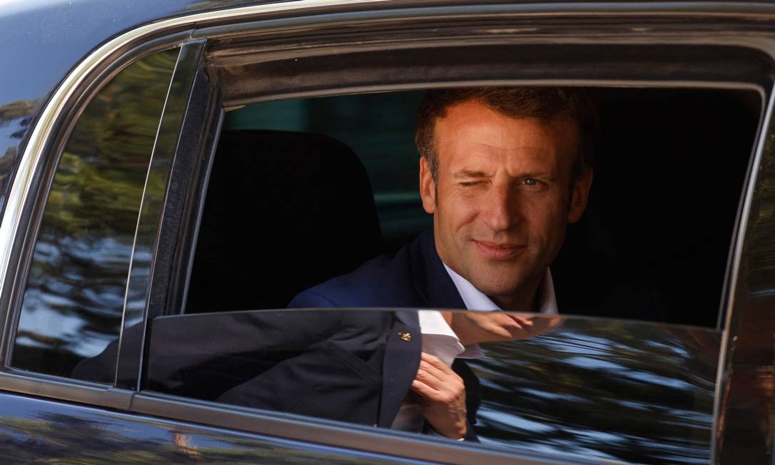 Presidente francês, Emmanuel Macron, deixa a casa de sua família em Le Touquet, após votar no primeiro turno das eleições regionais da França Foto: LUDOVIC MARIN / AFP/20/06/2021