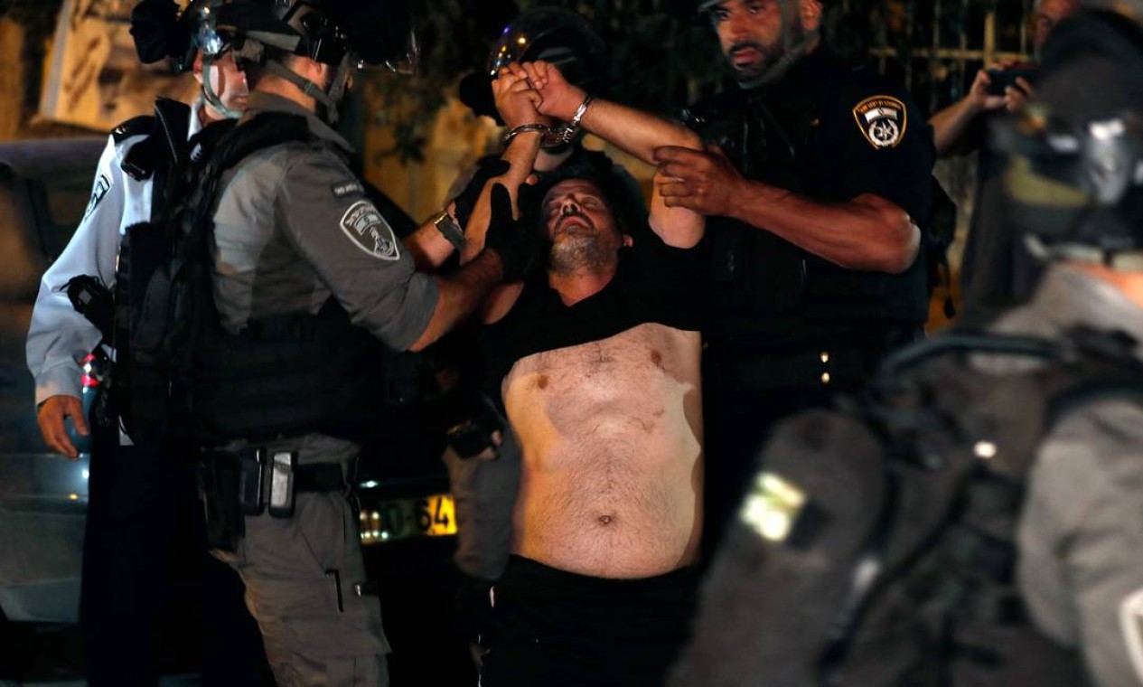 Manifestante palestino é preso pelas forças de segurança israelenses, enquanto famílias palestinas enfrentam despejo, parte de um esforço contínuo de judeus israelenses para assumir o controle de casas no bairro Sheikh Jarrah da Jerusalém Foto: AHMAD GHARABLI / AFP