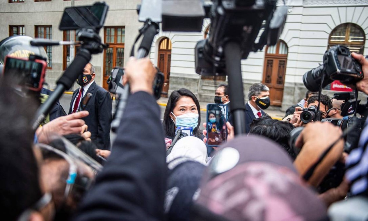 Candidata peruana à presidência do Partido Popular Fuerza, Keiko Fujimori, fala à imprensa ao chegar em uma audiência que avaliará um pedido de prisão preventiva contra ela por suspeita de lavagem de dinheiro, em Lima Foto: ERNESTO BENAVIDES / AFP