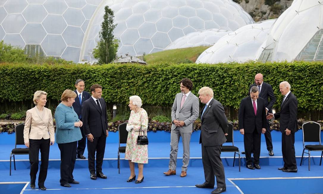 Líderes do G7 com a rainha do Reino Unido, Elizabeth II Foto: POOL / REUTERS