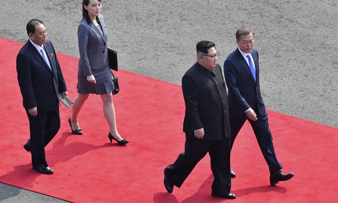 Kim Jong-un caminha ao lado de Moon Jae-in, presidente sul-coreano, para realizar seu encontro na aldeia fronteiriça de Panmunjom na Zona Desmilitarizada Foto: AP/27-04-2018