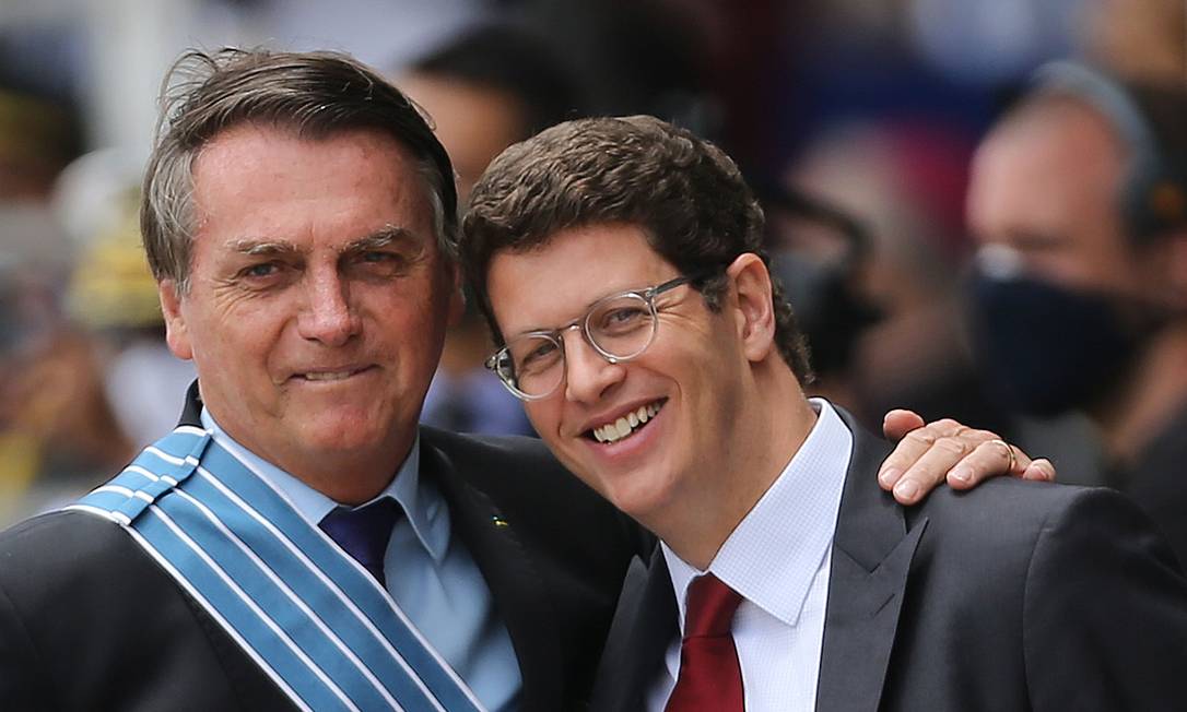 O presidente Jair Bolsonaro e o ministro Ricardo Salles participam de cerimônia na Base Aérea de Brasília Foto: Jorge William/Agência O Globo/21-10-2020