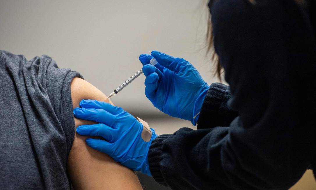 Homem recebendo dose de vacina da Pfizer em Massachusetts, nos EUA Foto: JOSEPH PREZIOSO / AFP