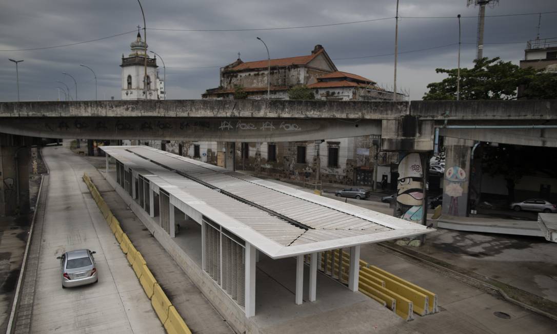 Na foto, estação do BRT no início da Avenida Brasil: estação montada já foi vandalizada e serve como abrigo para moradores de rua Foto: Márcia Foletto / Agência O Globo