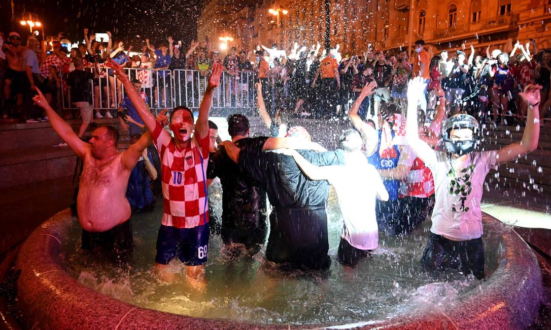 I tifosi croati fanno il bagno in una fontana in piazza Jelacic a Zagabria per celebrare la vittoria per 3-1 sulla Scozia. Foto: DENIS LOVROVIC / AFP