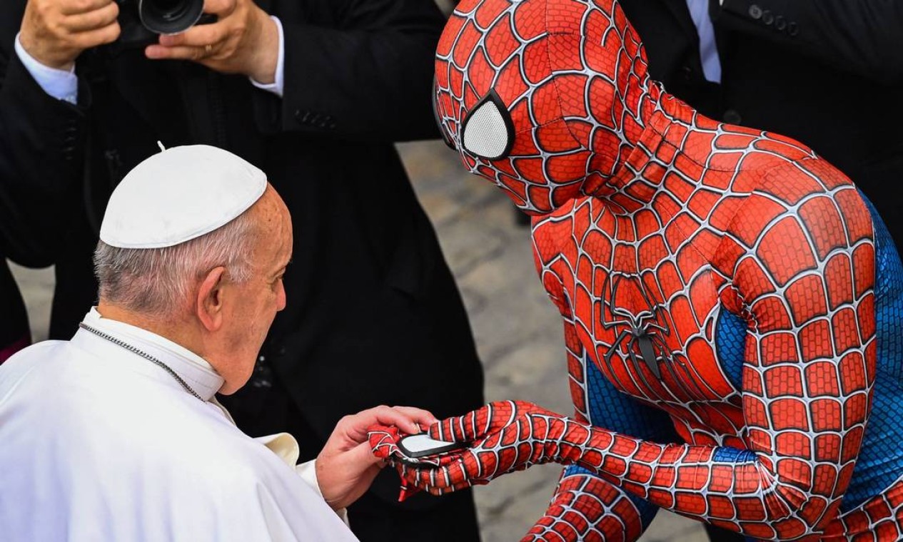 Um Homem-Aranha, que se apresenta em hospitais para crianças doentes, entrega uma máscara do da sua fantasia ao Papa Francisco ao final da audiência geral semanal, no Vaticano Foto: ALBERTO PIZZOLI / AFP