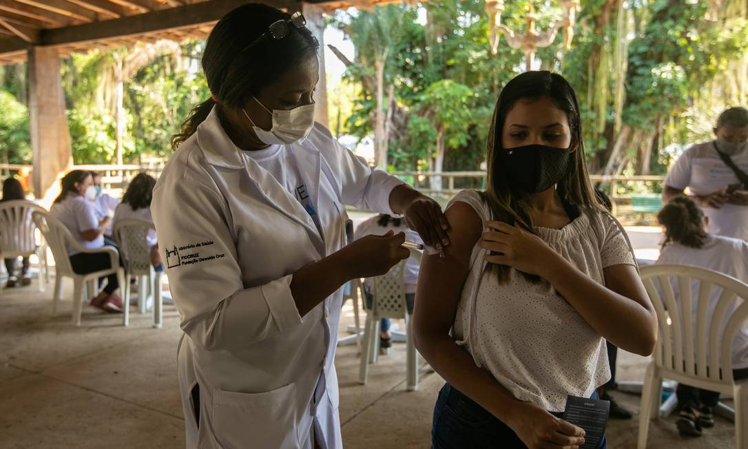 Vacinação contra a Covid-19 na Ilha de Paquetá, no Rio de Janeiro Foto: Brenno Carvalho / Agência O Globo