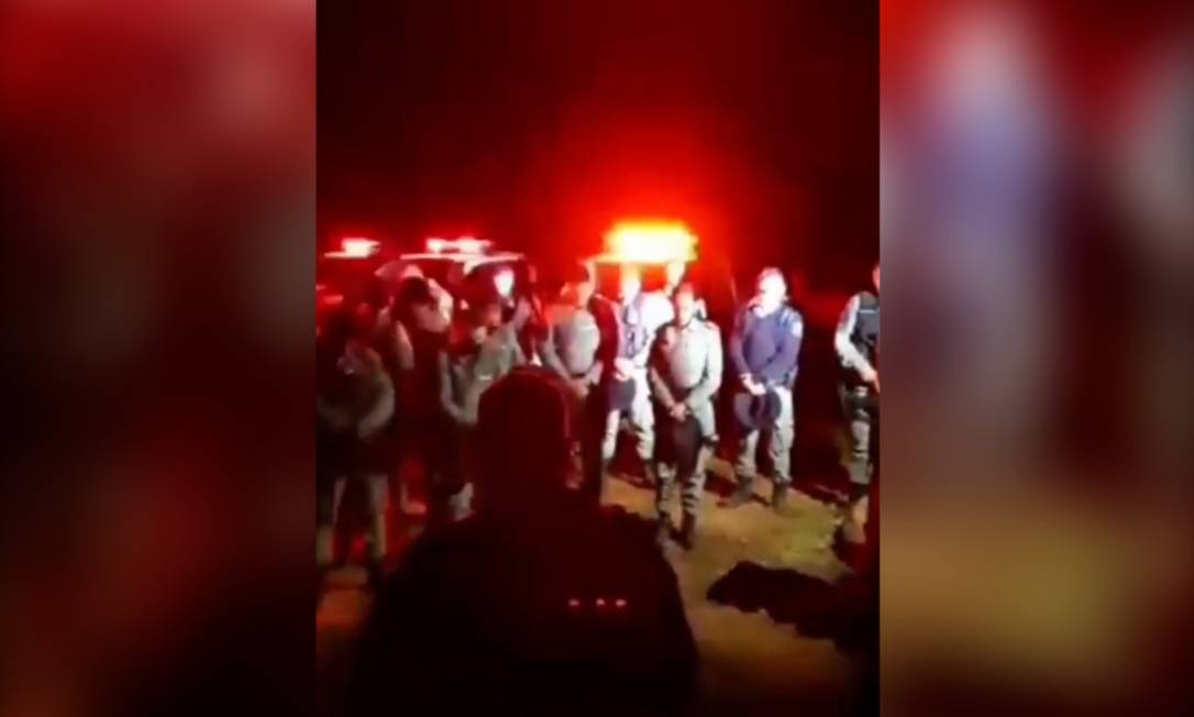 Os policiais que participam das buscas a Lázaro rezam juntos Foto: Instagram / Reprodução