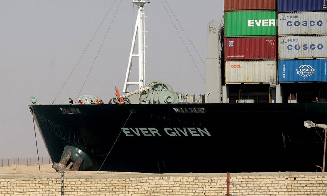 O Ever Given no Canal de Suez, após o desencalhe Foto: MOHAMED ABD EL GHANY / REUTERS
