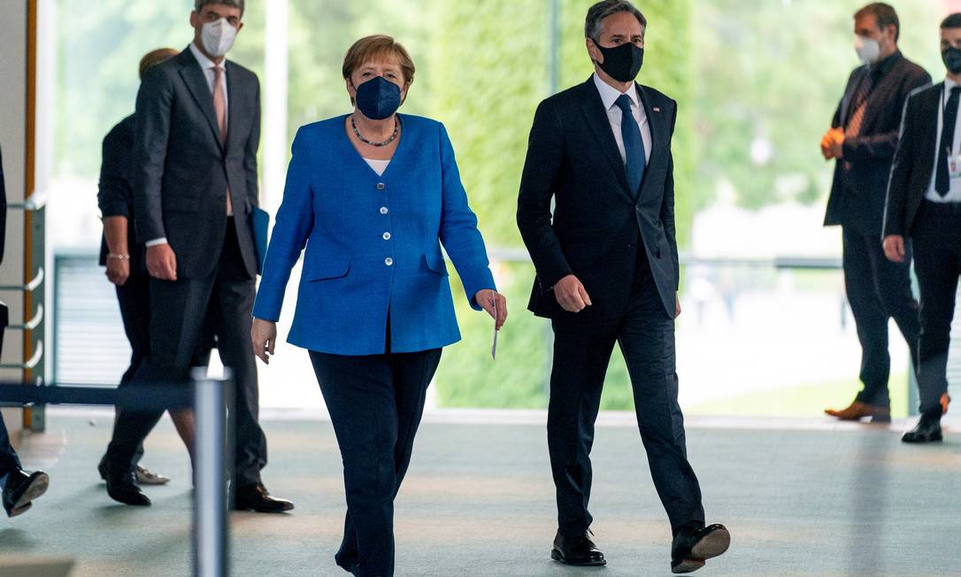 Chanceler alemã, Angela Merkel, caminha ao lado do secretário de Estado dos EUA, Antony Blinken, em Berlim Foto: POOL / REUTERS