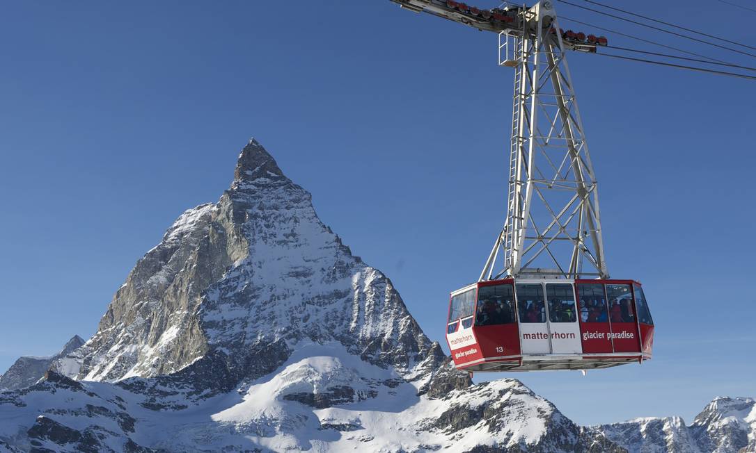 Teleférico passa em frente à montanha Matterhorn, em Zermatt, um dos símbolos dos Alpes na Suíça Foto: Michael Portmann/Turismo de Zermatt / Divulgação