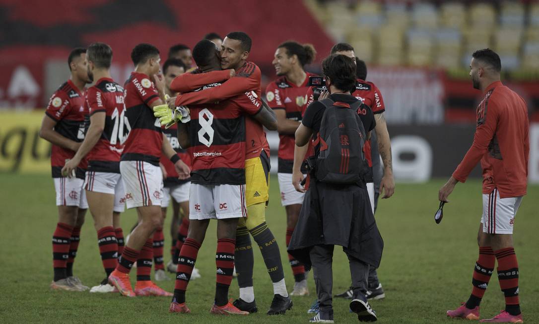 Gerson é abraçado pelos companheiros no seu último jogo pelo Flamengo Foto: Alexandre Cassiano / Alexandre Cassiano