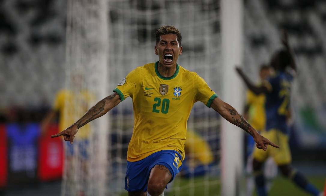 Roberto Firmino comemora o primeiro gol do Brasil sobre a Colômbia Foto: Guito Moreto / Agência O Globo