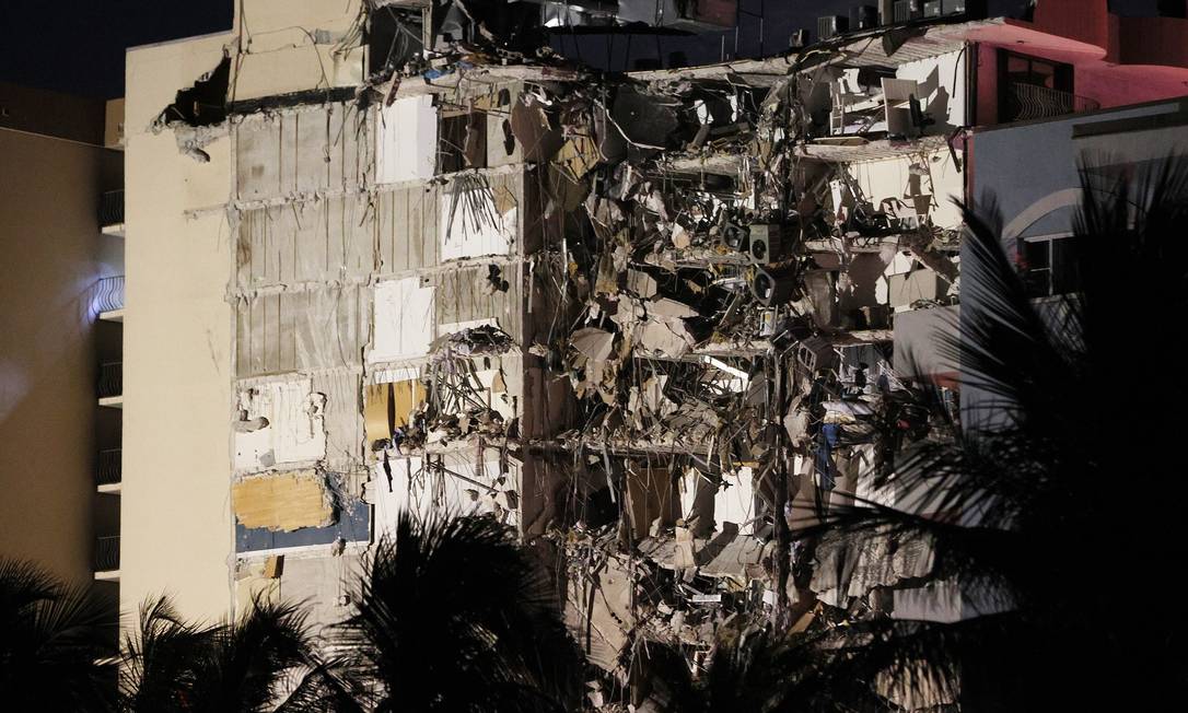 Uma parte da torre do condomínio de 12 andares desmoronou em Surfside, Flórida Foto: JOE RAEDLE / AFP