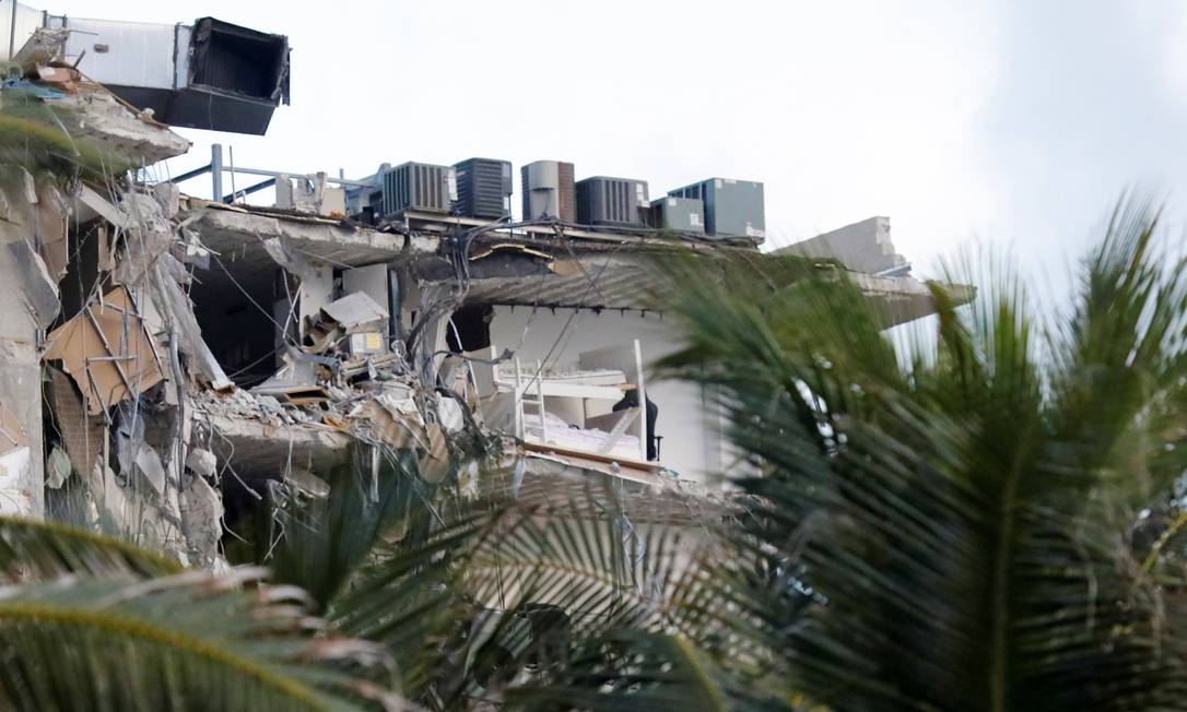 Um beliche é visto em um prédio parcialmente desabado em Miami Beach, Flórida, EUA, Foto: MARCO BELLO / REUTERS
