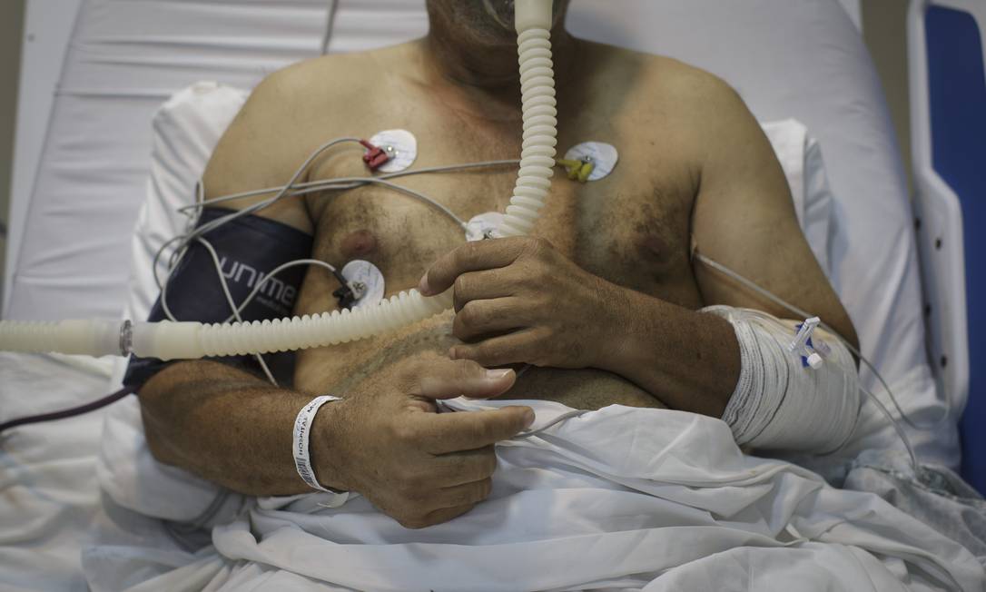 Homem se recupera de Covid-19 no Hospital municipal Ronaldo Gazolla, em Acarí, Zona Norte do Rio Foto: Márcia Foletto / Agência O Globo