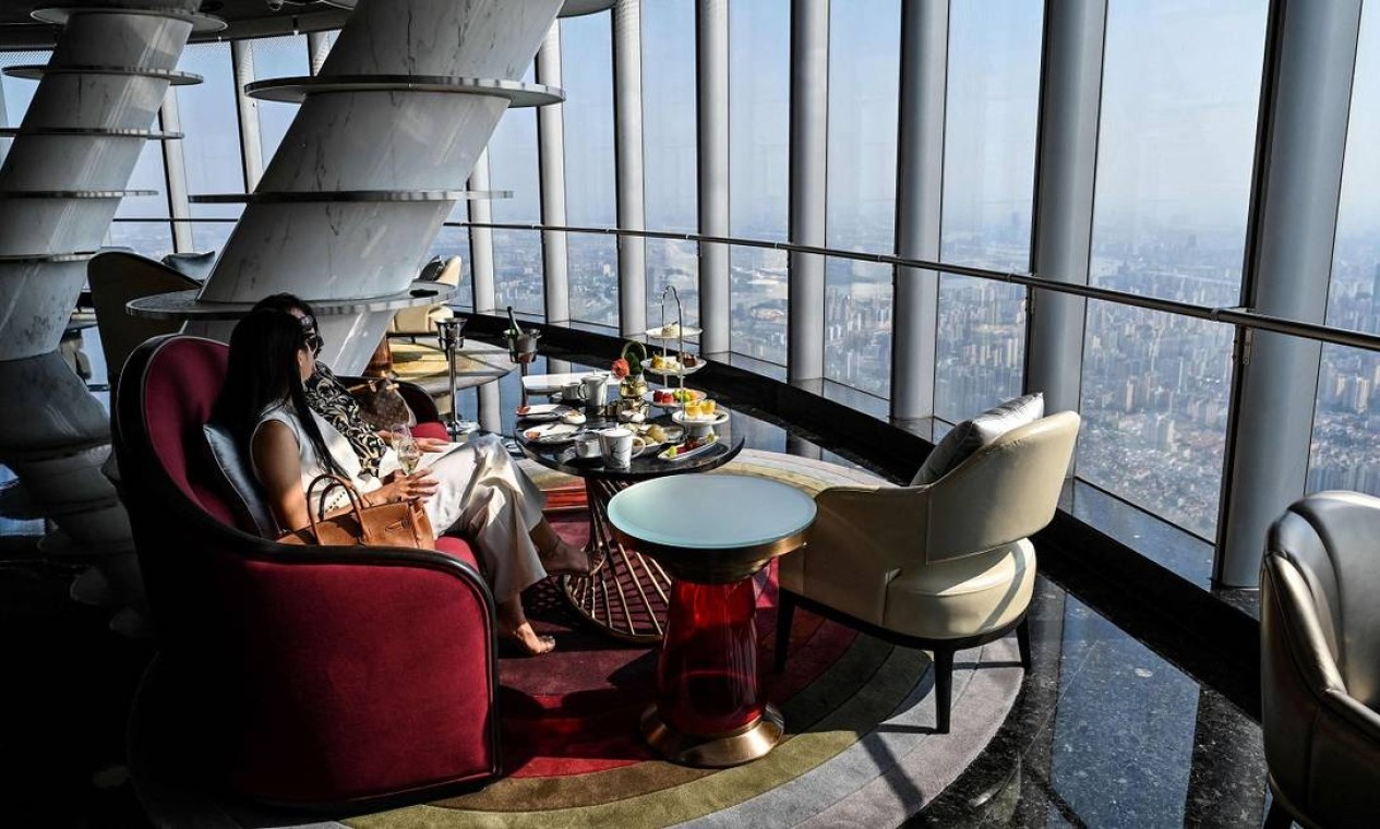 Chá a 470 metros de altura: hóspedes tomam chá no lobby do J Hotel Shanghai Tower, em Xangai, China, o mais alto do mundo Foto: HECTOR RETAMAL / AFP