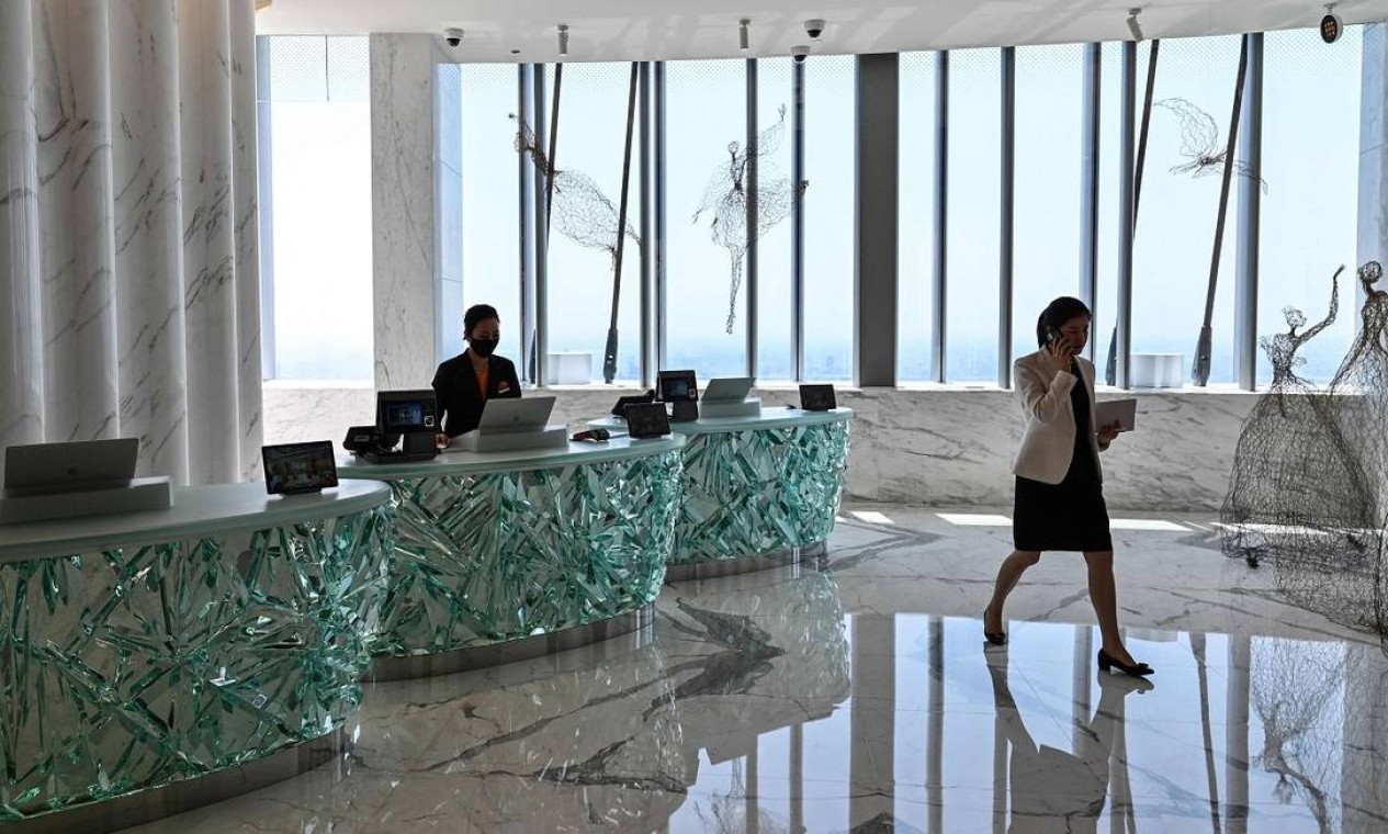 A luxuosa recepção do J Hotel, que fica no 101º andar
andar da Shanghai Tower, no centro financeiro da China Foto: HECTOR RETAMAL / AFP