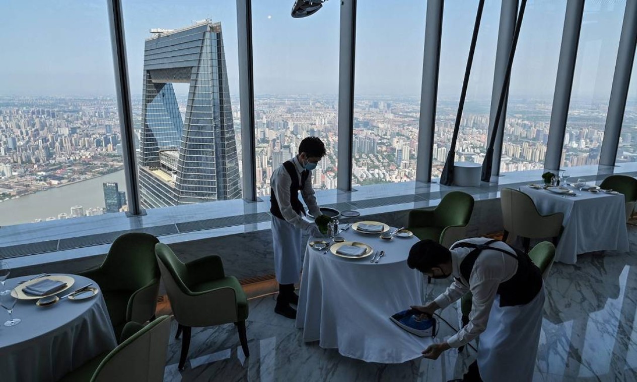 O restaurante principal do J Hotel Shanghai Tower fica no 120º andar, a 556 metros de altura Foto: HECTOR RETAMAL / AFP