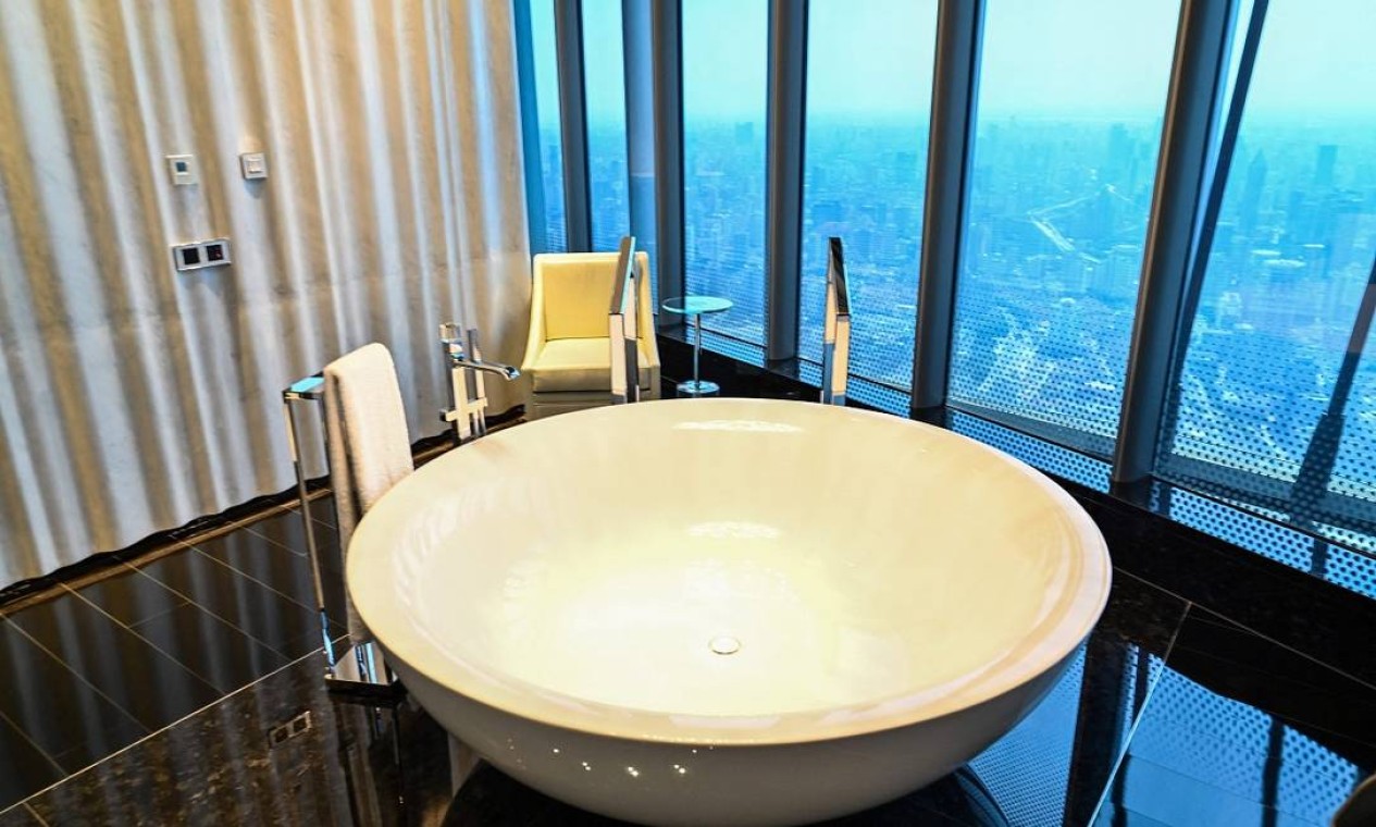 Banheiro de uma das suítes do J Hotel, o hotel mais alto do mundo, em Xangai, China Foto: HECTOR RETAMAL / AFP